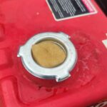 постоянно отваливается пластик с крышки бензобака1