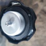 постоянно отваливается пластик с крышки бензобака2