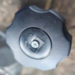 постоянно отваливается пластик с крышки бензобака